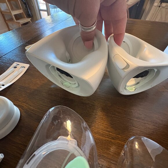 Elvie Silent Wearable Pump - Picture 2 of 5